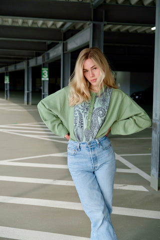 80s/90s Button Pullover mit Wollanteil in den Farben Hellgrün, Mint und Grau – mit floralem Paisley-Muster vorn – made in Germany und zu empfehlen für eine heutige XL, eignet sich aber auch für oversized Looks an kleineren Größen (bitte Maße beachten)