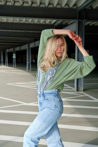 80s/90s Button Pullover mit Wollanteil in den Farben Hellgrün, Mint und Grau – mit floralem Paisley-Muster vorn – made in Germany und zu empfehlen für eine heutige XL, eignet sich aber auch für oversized Looks an kleineren Größen (bitte Maße beachten)