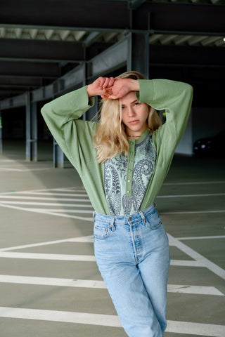 80s/90s Button Pullover mit Wollanteil in den Farben Hellgrün, Mint und Grau – mit floralem Paisley-Muster vorn – made in Germany und zu empfehlen für eine heutige XL, eignet sich aber auch für oversized Looks an kleineren Größen (bitte Maße beachten)
