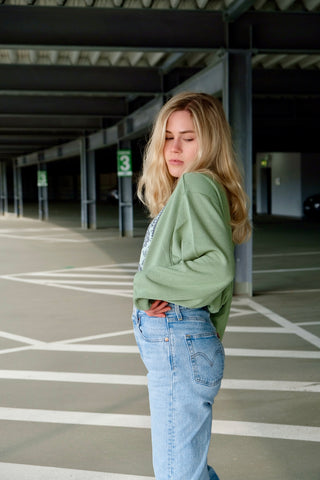80s/90s Button Pullover mit Wollanteil in den Farben Hellgrün, Mint und Grau – mit floralem Paisley-Muster vorn – made in Germany und zu empfehlen für eine heutige XL, eignet sich aber auch für oversized Looks an kleineren Größen (bitte Maße beachten)