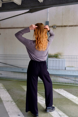 Grauer Preloved (Secondhand) Pullover von der Fair Fashion Marke Grüne Erde – bewusst lockerer Schnitt mit Rundhalskragen und hochwertige Materialmischung aus Baumwolle und Alpaka – fair gefertigt in Peru, Größe M/L und ein Basic Highlight