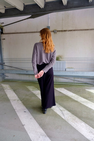 Grauer Preloved (Secondhand) Pullover von der Fair Fashion Marke Grüne Erde – bewusst lockerer Schnitt mit Rundhalskragen und hochwertige Materialmischung aus Baumwolle und Alpaka – fair gefertigt in Peru, Größe M/L und ein Basic Highlight