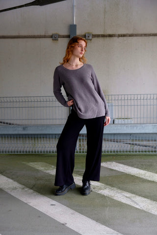 Grauer Preloved (Secondhand) Pullover von der Fair Fashion Marke Grüne Erde – bewusst lockerer Schnitt mit Rundhalskragen und hochwertige Materialmischung aus Baumwolle und Alpaka – fair gefertigt in Peru, Größe M/L und ein Basic Highlight