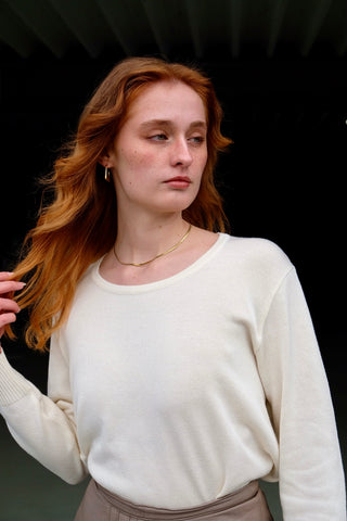 00s Basic Pullover aus Baumwollmischung in Cremeweiß mit Rundhalsausschnitt, entspricht ca. einer XL, eignet sich aber auch für oversized Looks an kleineren Größen (bitte Maße beachten)