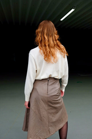 00s Basic Pullover aus Baumwollmischung in Cremeweiß mit Rundhalsausschnitt, entspricht ca. einer XL, eignet sich aber auch für oversized Looks an kleineren Größen (bitte Maße beachten)