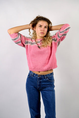 Rosafarbener 80s Handmade Pullover in kurzem Schnitt mit halblangen Ballonärmeln, Rundhalskragen mit Knopfleiste und Streifen-Design mit bunten Glitzerfäden und Weiß – für einen lockeren Look empfehlen wir den Pullover einer XS bis S – ein Unikat und absolutes Highlight