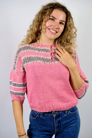 Rosafarbener 80s Handmade Pullover in kurzem Schnitt mit halblangen Ballonärmeln, Rundhalskragen mit Knopfleiste und Streifen-Design mit bunten Glitzerfäden und Weiß – für einen lockeren Look empfehlen wir den Pullover einer XS bis S – ein Unikat und absolutes Highlight