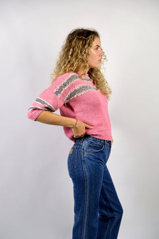 Rosafarbener 80s Handmade Pullover in kurzem Schnitt mit halblangen Ballonärmeln, Rundhalskragen mit Knopfleiste und Streifen-Design mit bunten Glitzerfäden und Weiß – für einen lockeren Look empfehlen wir den Pullover einer XS bis S – ein Unikat und absolutes Highlight