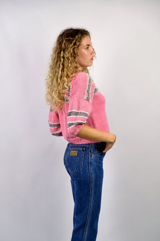Rosafarbener 80s Handmade Pullover in kurzem Schnitt mit halblangen Ballonärmeln, Rundhalskragen mit Knopfleiste und Streifen-Design mit bunten Glitzerfäden und Weiß – für einen lockeren Look empfehlen wir den Pullover einer XS bis S – ein Unikat und absolutes Highlight