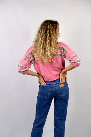 Rosafarbener 80s Handmade Pullover in kurzem Schnitt mit halblangen Ballonärmeln, Rundhalskragen mit Knopfleiste und Streifen-Design mit bunten Glitzerfäden und Weiß – für einen lockeren Look empfehlen wir den Pullover einer XS bis S – ein Unikat und absolutes Highlight