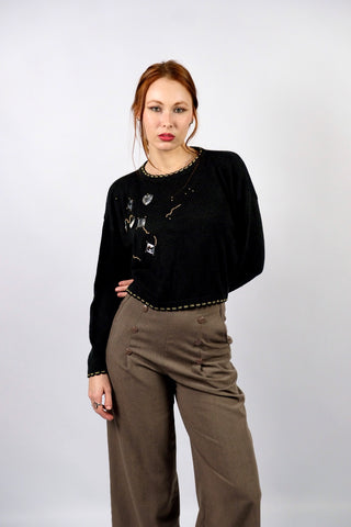Schwarzer 80s/90s Crop Pullover aus hochwertiger, angenehmer Materialmischung (Baumwolle und Viskose) mit tollen Applikationen sowie goldenen Details an Kragen, Saum und Ärmeln – tragbar von einer XS bis S und ein absolutes Highlight