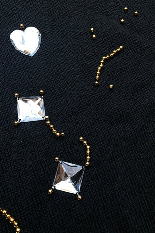 Schwarzer 80s/90s Crop Pullover aus hochwertiger, angenehmer Materialmischung (Baumwolle und Viskose) mit tollen Applikationen sowie goldenen Details an Kragen, Saum und Ärmeln – tragbar von einer XS bis S und ein absolutes Highlight