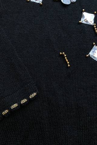 Schwarzer 80s/90s Crop Pullover aus hochwertiger, angenehmer Materialmischung (Baumwolle und Viskose) mit tollen Applikationen sowie goldenen Details an Kragen, Saum und Ärmeln – tragbar von einer XS bis S und ein absolutes Highlight