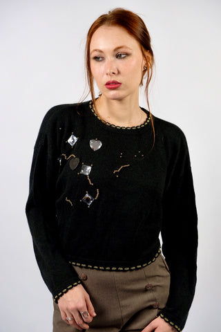 Schwarzer 80s/90s Crop Pullover aus hochwertiger, angenehmer Materialmischung (Baumwolle und Viskose) mit tollen Applikationen sowie goldenen Details an Kragen, Saum und Ärmeln – tragbar von einer XS bis S und ein absolutes Highlight