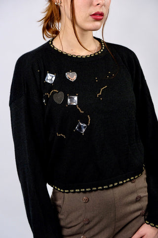 Schwarzer 80s/90s Crop Pullover aus hochwertiger, angenehmer Materialmischung (Baumwolle und Viskose) mit tollen Applikationen sowie goldenen Details an Kragen, Saum und Ärmeln – tragbar von einer XS bis S und ein absolutes Highlight