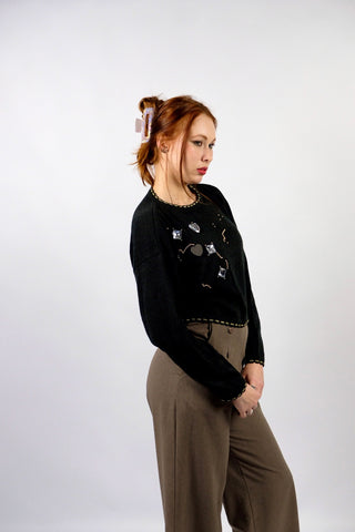 Schwarzer 80s/90s Crop Pullover aus hochwertiger, angenehmer Materialmischung (Baumwolle und Viskose) mit tollen Applikationen sowie goldenen Details an Kragen, Saum und Ärmeln – tragbar von einer XS bis S und ein absolutes Highlight