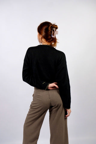 Schwarzer 80s/90s Crop Pullover aus hochwertiger, angenehmer Materialmischung (Baumwolle und Viskose) mit tollen Applikationen sowie goldenen Details an Kragen, Saum und Ärmeln – tragbar von einer XS bis S und ein absolutes Highlight