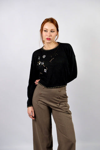 Schwarzer 80s/90s Crop Pullover aus hochwertiger, angenehmer Materialmischung (Baumwolle und Viskose) mit tollen Applikationen sowie goldenen Details an Kragen, Saum und Ärmeln – tragbar von einer XS bis S und ein absolutes Highlight