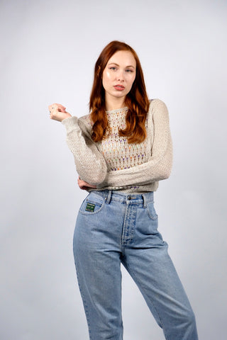 80s Pullover in hellem Beige mit buntem Konfetti-Lochstrickmuster vorn, kurz geschnitten und aus hochwertiger Leinen-Seide-Mischung made in West Germany – wir empfehlen den Pullover einer heutigen S – ein absolutes Highlight