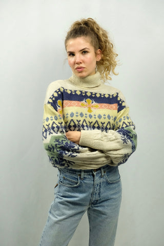 Beiger 80s/90s Rollkragenpullover made in Italy aus Alpaka-Mix mit Zopfstrickdetails und tollem Boho Norwegermuster in Dunkelblau, Salbei/Mint, Blau, Pastellgelb, Senfgelb und (Lachs)rosa – unisex tragbar: Herren S, Damen M/L und ein absolutes Highlight