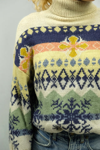 Beiger 80s/90s Rollkragenpullover made in Italy aus Alpaka-Mix mit Zopfstrickdetails und tollem Boho Norwegermuster in Dunkelblau, Salbei/Mint, Blau, Pastellgelb, Senfgelb und (Lachs)rosa – unisex tragbar: Herren S, Damen M/L und ein absolutes Highlight