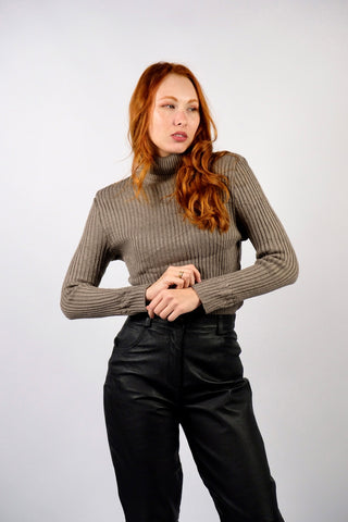 90s/00s Rollkragenpullover in einem tollen Graubraun/Taupe mit gerippter Struktur und dezenten Zopfstrickdetails an Saum und Ärmeln – figurnah geschnittene Größe M und ein Basic Highlight