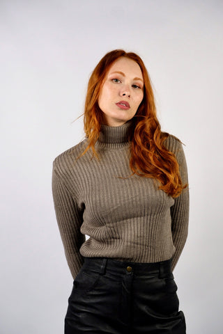 90s/00s Rollkragenpullover in einem tollen Graubraun/Taupe mit gerippter Struktur und dezenten Zopfstrickdetails an Saum und Ärmeln – figurnah geschnittene Größe M und ein Basic Highlight