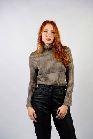 90s/00s Rollkragenpullover in einem tollen Graubraun/Taupe mit gerippter Struktur und dezenten Zopfstrickdetails an Saum und Ärmeln – figurnah geschnittene Größe M und ein Basic Highlight