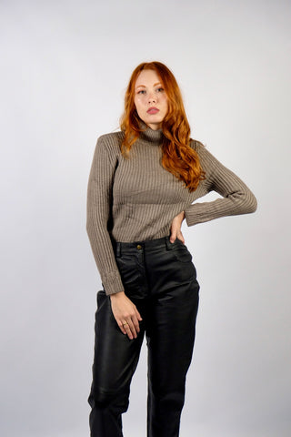 90s/00s Rollkragenpullover in einem tollen Graubraun/Taupe mit gerippter Struktur und dezenten Zopfstrickdetails an Saum und Ärmeln – figurnah geschnittene Größe M und ein Basic Highlight