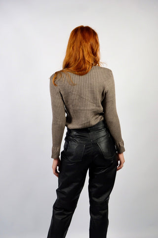 90s/00s Rollkragenpullover in einem tollen Graubraun/Taupe mit gerippter Struktur und dezenten Zopfstrickdetails an Saum und Ärmeln – figurnah geschnittene Größe M und ein Basic Highlight