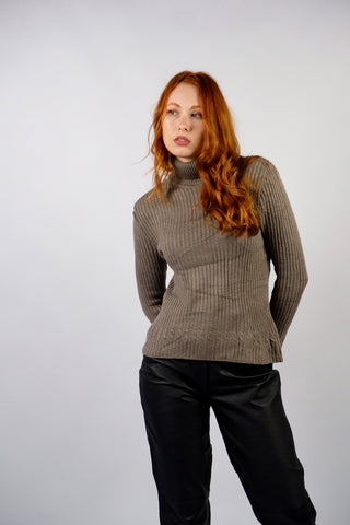 90s/00s Rollkragenpullover in einem tollen Graubraun/Taupe mit gerippter Struktur und dezenten Zopfstrickdetails an Saum und Ärmeln – figurnah geschnittene Größe M und ein Basic Highlight