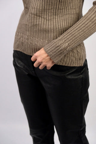 90s/00s Rollkragenpullover in einem tollen Graubraun/Taupe mit gerippter Struktur und dezenten Zopfstrickdetails an Saum und Ärmeln – figurnah geschnittene Größe M und ein Basic Highlight