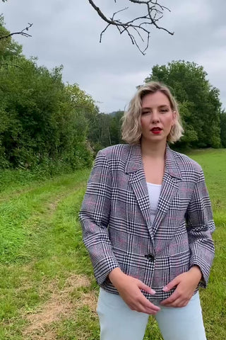 80s/90s Blazer mit Taschen und Karomuster in Dunkelblau, Weiß und Rot – wir empfehlen den Blazer einer heutigen M bis L je nach gewünschter Passform