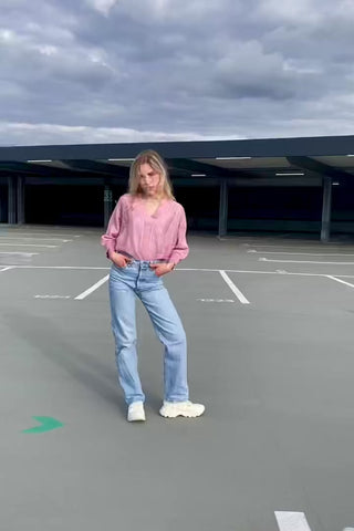 80s Pullover in lockerem Schnitt mit halblangen Ärmeln und V-Kragen, die Farbe ist ein helles Rosa mit silbernen Glitzerfäden – wir empfehlen den Pullover einer XS bis S je nach gewünschter Passform