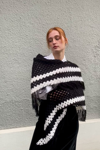 Handmade 70s Häkelschal in schwarz-weißem Design und dreieckiger Form mit Fransen – ein absolutes Highlight