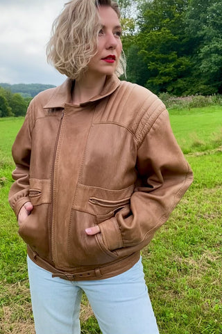 Hellbraune 80s/90s Lederjacke im Bomberschnitt, schwere Qualität mit Gürtel und mehreren Eingrifftaschen – unisex tragbar (Herren L, Damen L bis XL je nach gewünschter Passform und ideal für große Körpergrößen) – ein absolutes Highlight