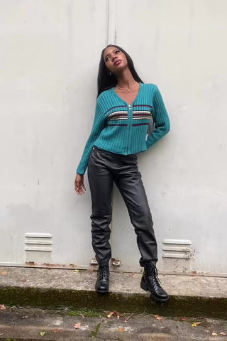 Kurz geschnittener 90s/00s Cardigan aus gerippter Baumwollmischung in Türkis (etwas grünlicheres Türkis, vgl. Farbe im Video), figurnahes Design mit V-Ausschnitt, Reißverschluss und Streifen in Schwarz, Weinrot, Creme und Graubraun – wir empfehlen den Cardigan einer XS