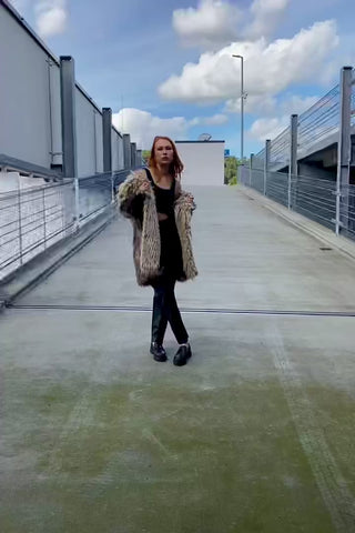 Atemberaubender Preloved (Secondhand) Fake Fur Mantel in Creme/Beige und Graubraun/Taupe von der Marke Urbancode mit seitlichen Eingrifftaschen – UK10 (entspricht einer M), auch von einer S tragbar und ein absolutes Highlight