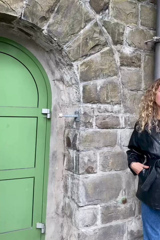 Schwarze, hochwertige 80s Lederjacke made in Italy mit doppelreihiger Knopfleiste, tollem Taillengürtel und seitlichen Eingrifftaschen – innen mit Wollstoff gefüttert, Ärmel innen gesteppt – Größe M, je nach gewünschter Passform auch von einer S/M tragbar – ein absolutes Highlight