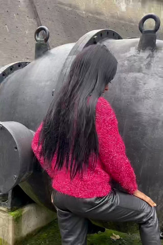 80s/90s Handmade Wollpullover aus tollem Glitzerstrick in Pink, eher kürzerer Schnitt mit leicht eckigem U-Boot-Kragen – tragbar von einer XS bis S – ein wahres Unikat und absolutes Highlight