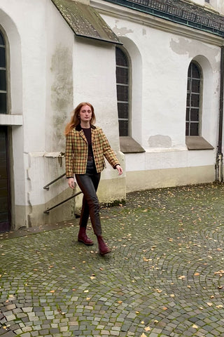 Hochwertiger 90s Blazer von der Luxusmarke Sisley, made in Italy aus reiner Wolle, mit klassischem Karomuster in Hellgrün, Pfirsich/Orange und Rotbraun sowie mit tollen Details aus dunkelbraunem Samt an Kragen und Ärmeln – entspricht ca. einer heutigen M – ein absolutes Highlight