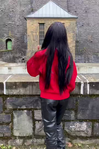 Roter 70s/80s Pullover aus Wollmischung, lockerer Schnitt mit Rundhalskragen und schönen Zopfstrickdetails – wir empfehlen den Pullover einer XS bis S – ein absolutes Highlight