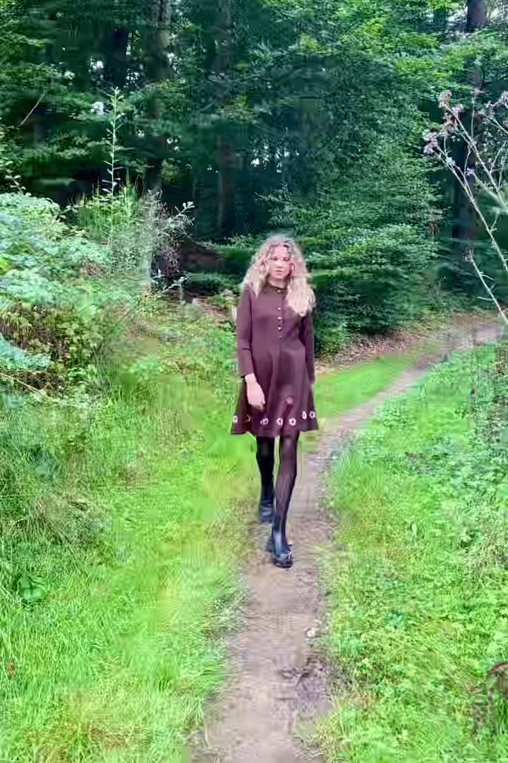 Dunkelbraunes 70s Herbstkleid made in Italy mit langen Ärmeln, Rundhalsausschnitt und Knopfleiste vorn sowie süßen Blümchenstickereien am Saum – ausgestellter, eher kürzerer Schnitt und zu empfehlen für eine XS bis S (bitte Maße beachten) – ein seltenes Fundstück und absolutes Highlight