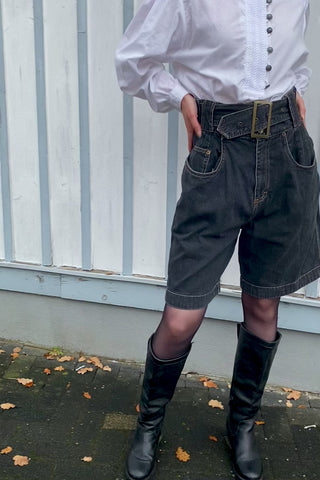 Atemberaubende 80s Jeansshorts in dunkelgrauer Waschung, mit extra hoher Taille, bewusst weitem/lockerem Schnitt und Gürtel – Größe M, durch den Gürtel noch etwas anpassbar und auch von der Zwischengröße S/M tragbar – ein seltenes Fundstück und absolutes Highlight