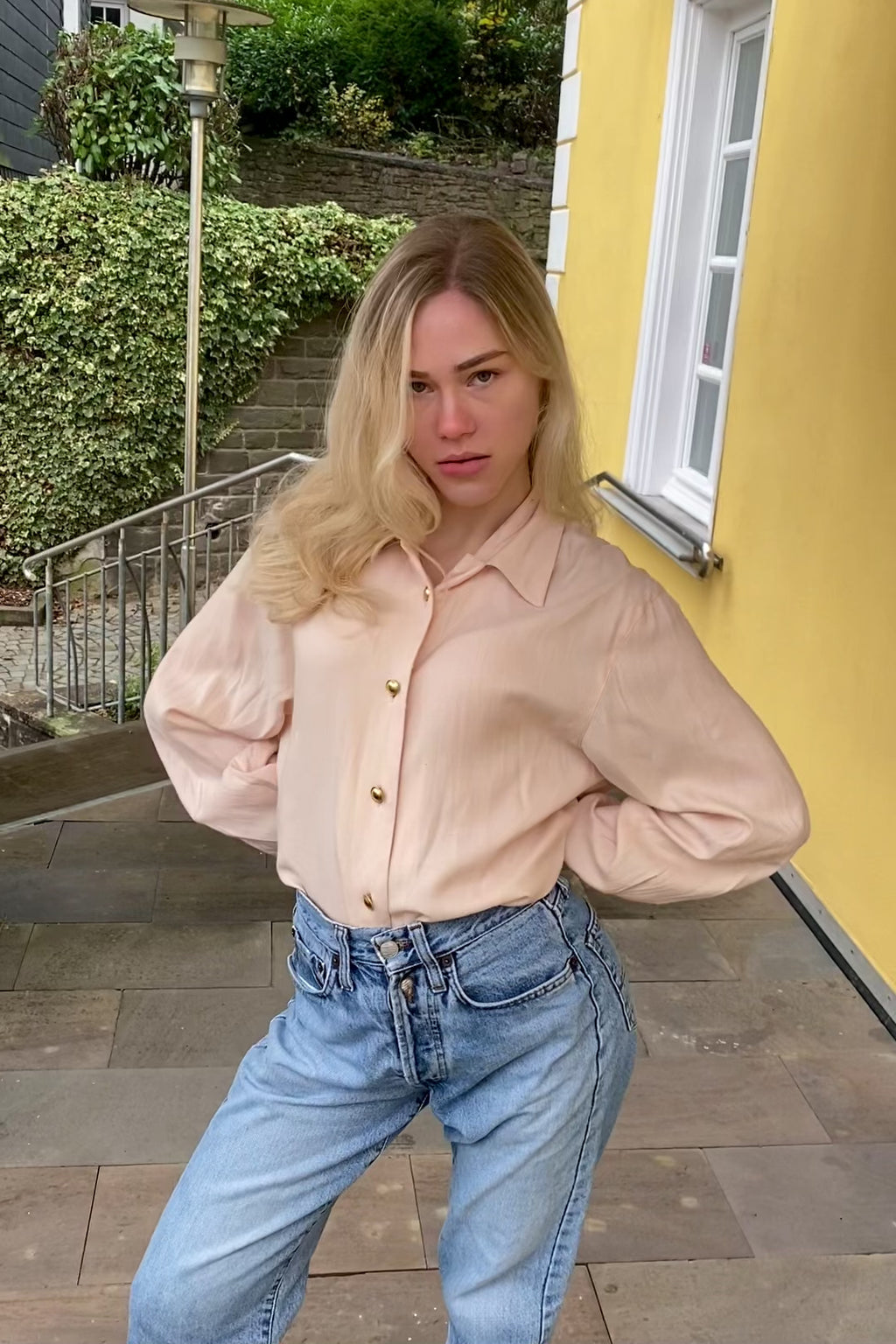 90s Bluse in pastelligem Peach mit toller Rücken-Stickerei in Gold – die angegebene Größe ist XS, aber die Bluse ist bewusst sehr locker/oversized geschnitten, somit auch noch von einer S/M tragbar – ein absolutes Highlight