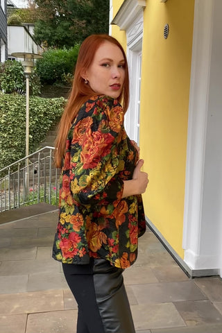 80s Bluse mit Puffärmeln und floralem Print in Schwarz, Gold, Rot, Orange/Rost und Grüntönen – wir empfehlen die Bluse einer L bis XL – ein absolutes Highlight